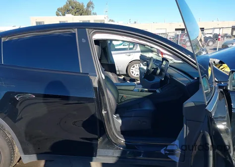 2024 Tesla Model Y Long Range Dual Motor All-Wheel Drive z USA, uszkodzony, nr VIN 7SAYGAEE4RF180691